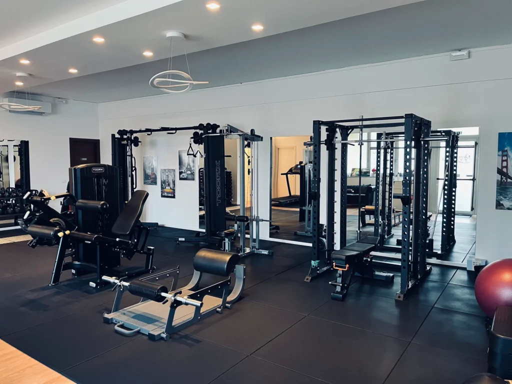 Attrezzature moderne per l'allenamento funzionale nello studio a Udine