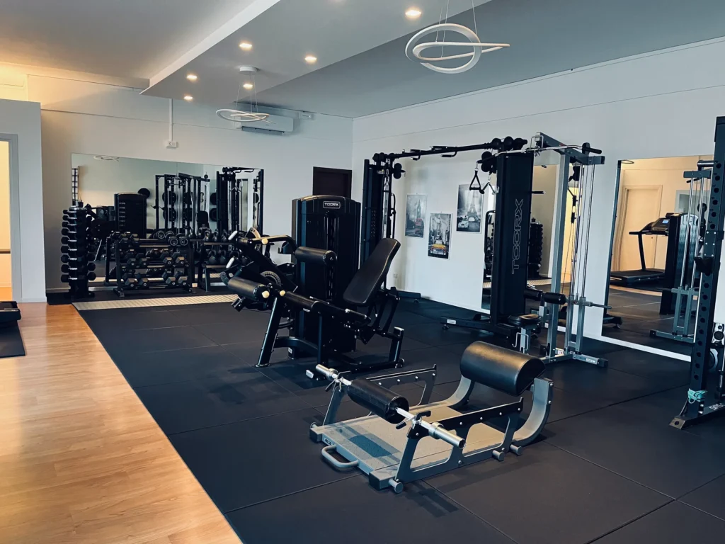 Esercizi di mobilità e recupero muscolare seguiti dal personal trainer