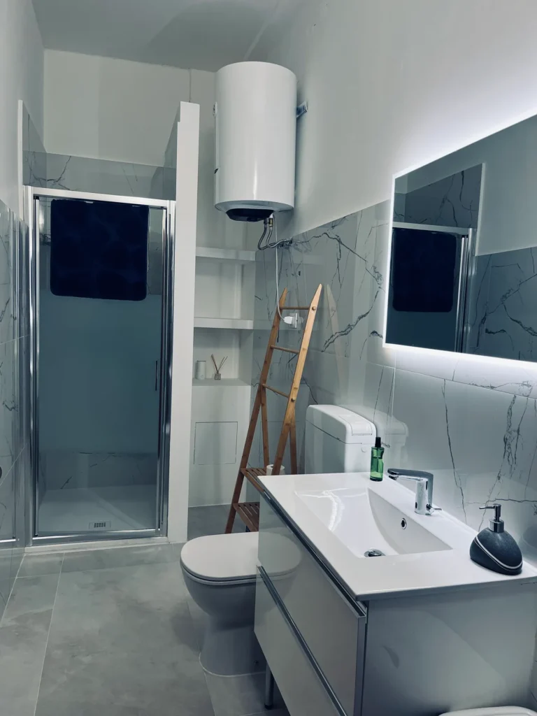 Bagno moderno e spogliatoio riservato per i clienti dello Studio La Fenice